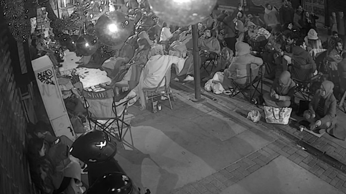 Kamp sandalyeli, battaniyeli indirim nöbeti