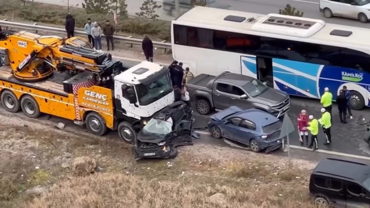 Ankara’da kontrolden çıkan vinç 13 araca çarptı: 5 kişi yaralandı
