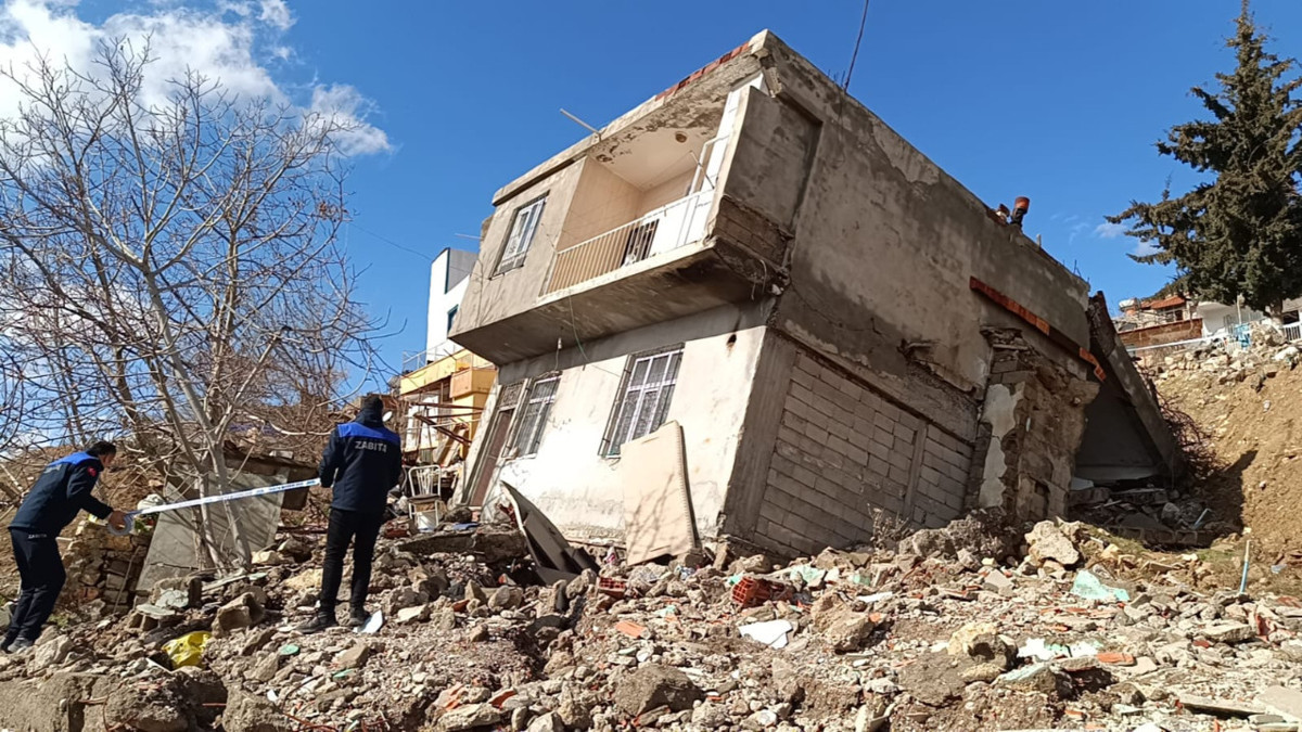 Adıyaman'da 2 katlı bina çöktü