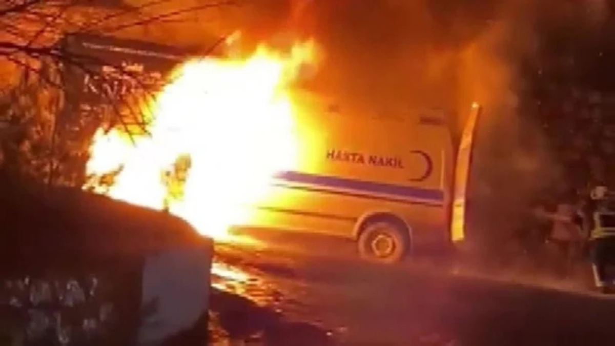 Amasya’da hasta nakil ambulansı alev aldı
