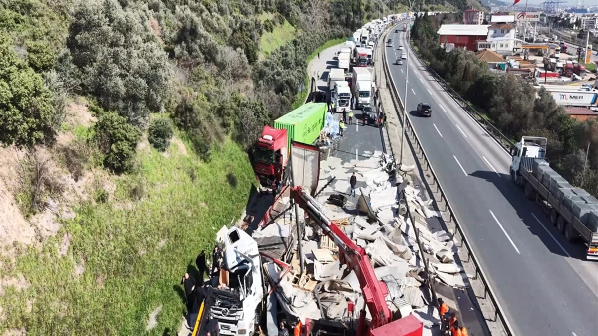 TEM'de trafik kazası; İstanbul yönü trafiğe kapatıldı