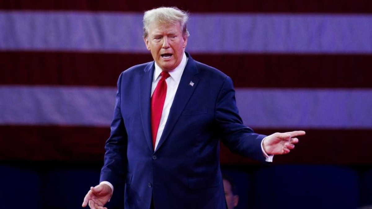 Trump'tan İran'a yeni tehdit: Gemilere en iyi silahları yüklüyoruz