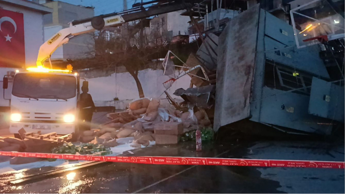 İzmir'de freni boşalıp trafoya çarpan kamyon, 3 metre yükseklikten okul bahçesine düştü