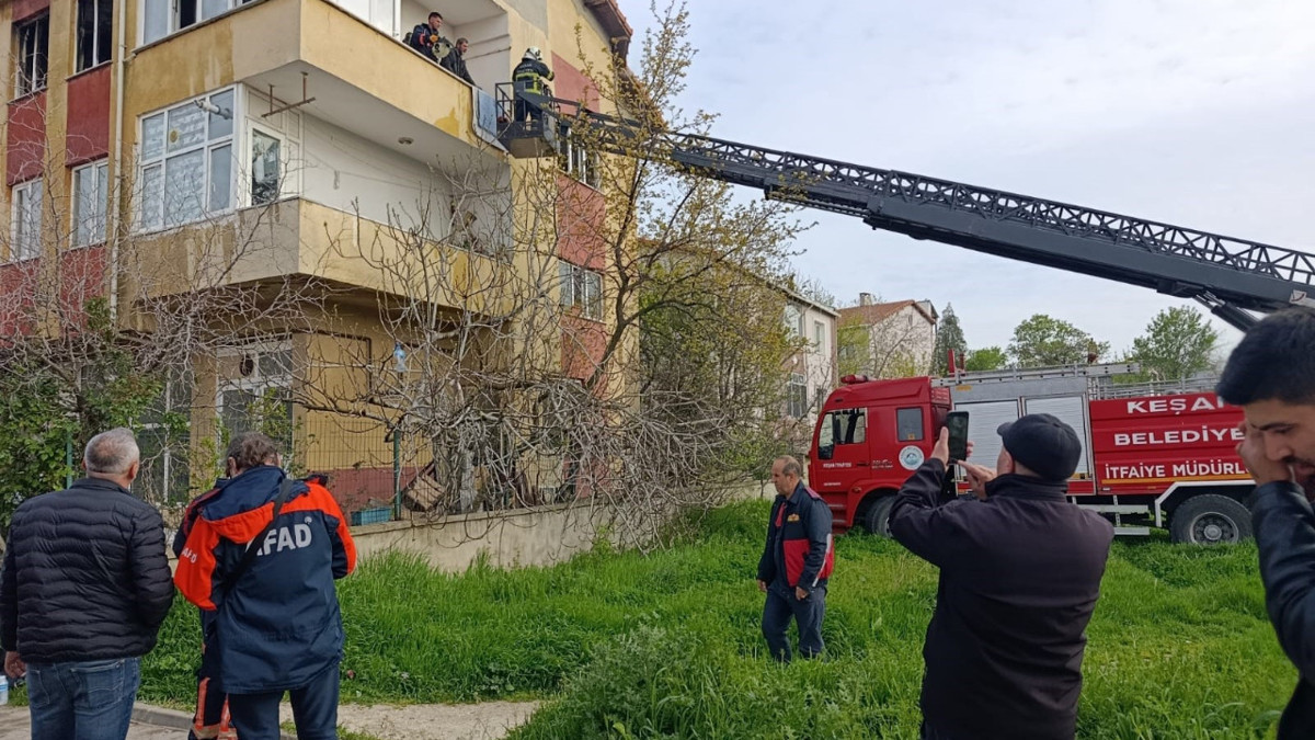 Evi ateşe verdi, babasına telefon açıp söndürmesini istedi