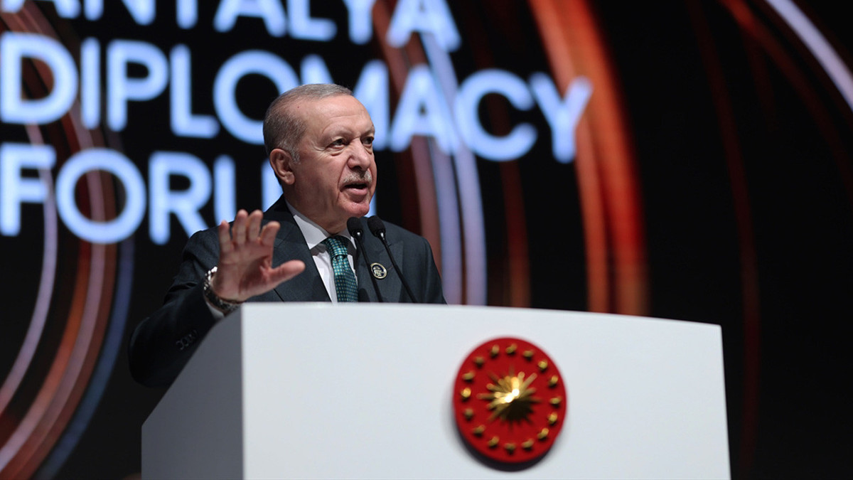 Cumhurbaşkanı Erdoğan’dan küresel sistem eleştirisi: “Dünya istikamet buhranı yaşıyor, Türkiye çözümün anahtarı”