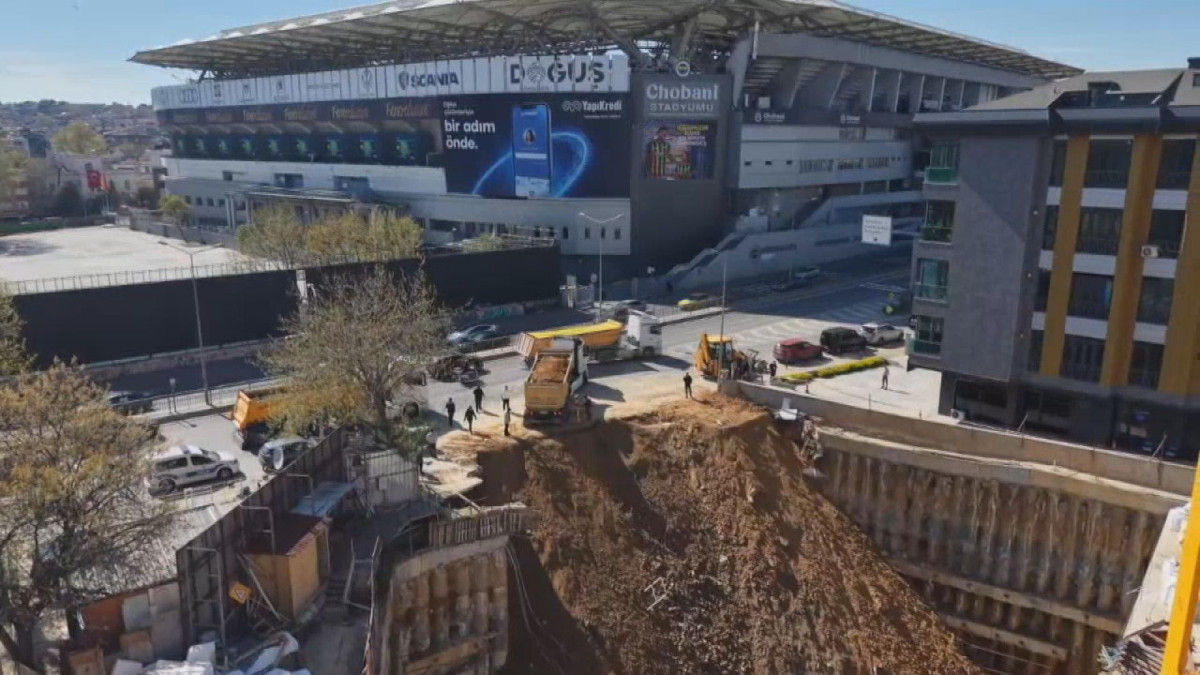 Fenerbahçe Chobani Stadyumu'nun yanındaki inşaatın istinat duvarı çöktü