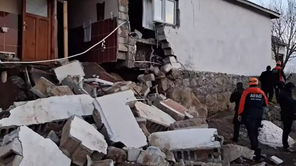 Ağrı'da 4.3 büyüklüğünde deprem! Bazı köylerde evlerde hasar oluştu