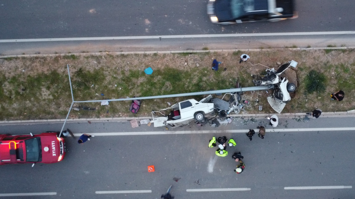 Mersin'de feci kaza: Otomobil ikiye bölündü, 4 kişi yaralandı