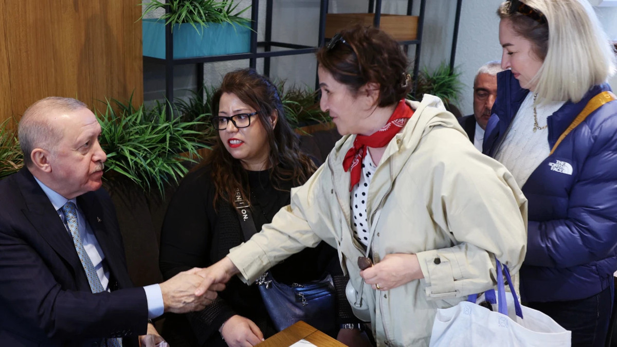 Cumhurbaşkanı Erdoğan bir kafede vatandaşlarla sohbet etti