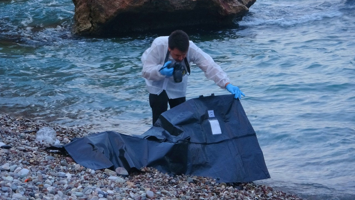 Montuyla ayakkabısını çıkarıp kot ve atletle denize giren genç boğuldu