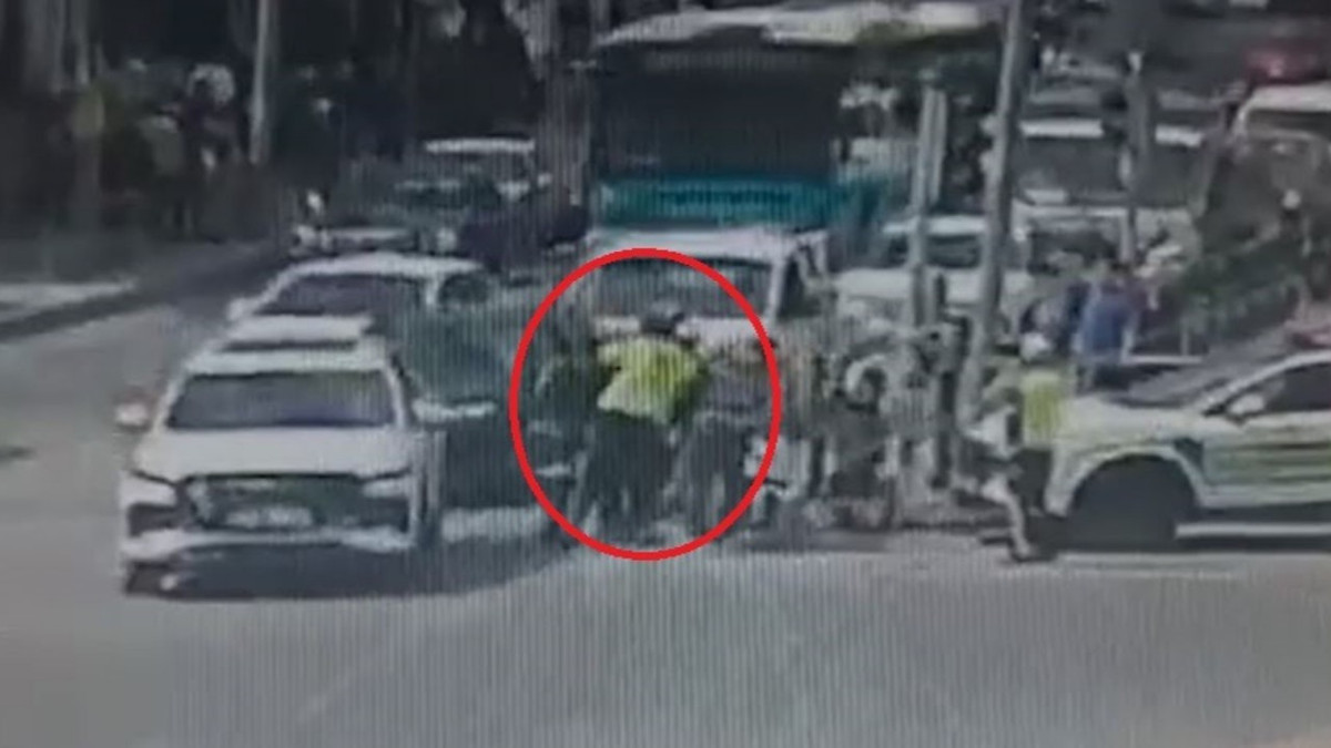 Nefes borusuna cisim kaçan moto kurye, polislerin ‘heimlich’ manevrası ile hayata kurtarıldı