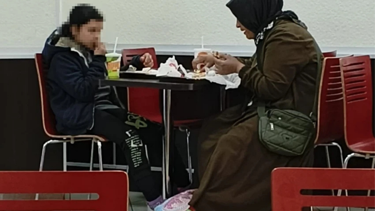 Restoran zincirinde skandal: Dar gelirli anne ve kızı kovdular