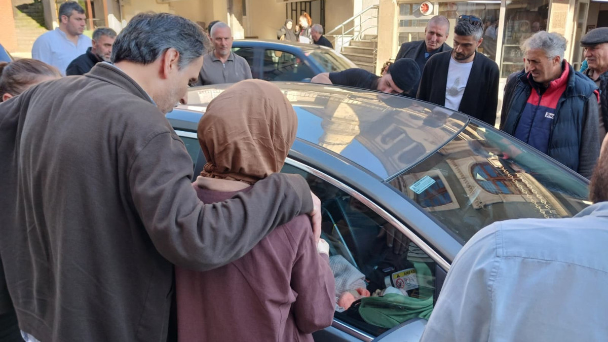 Bebek arabada kilitli kaldı; genç anne büyük korku yaşadı