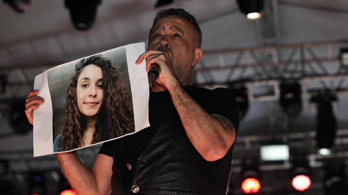 Haluk Levent, konserde Gülistan Doku’nun posteri açıp türkü seslendirdi