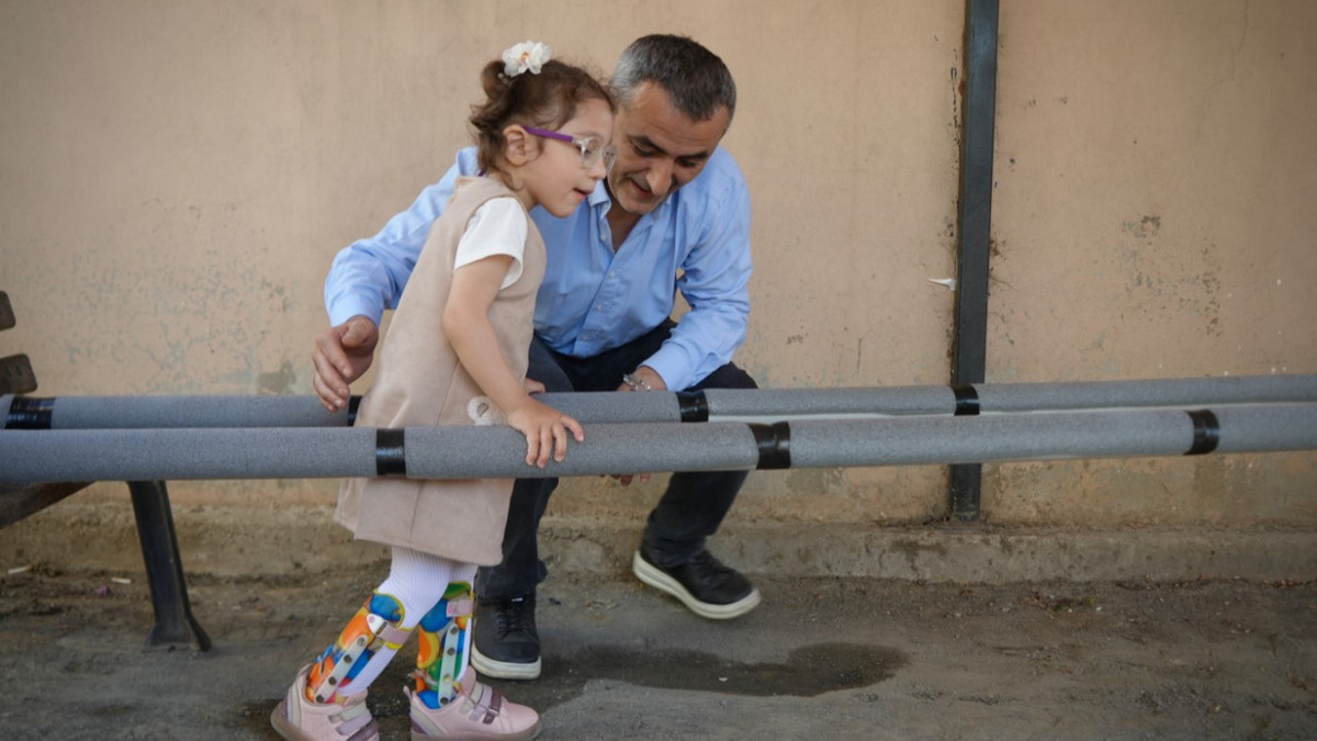 Kızı için su borularından yürüme bariyeri yaptı: 
