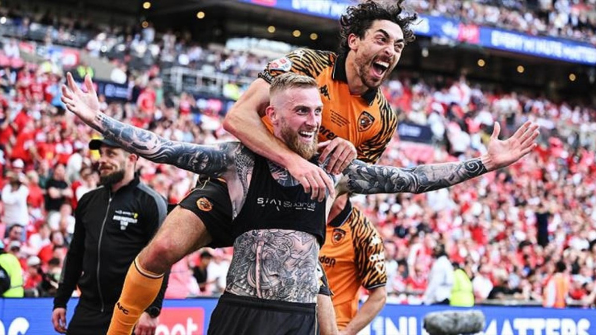 Hull City, Premier Lig’e yükseldi! Acun Ilıcalı kupayla taraftara koştu
