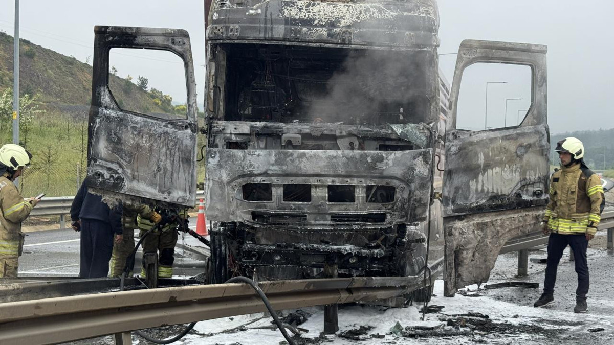 İstanbul'da bariyerlere çarpan tır yandı