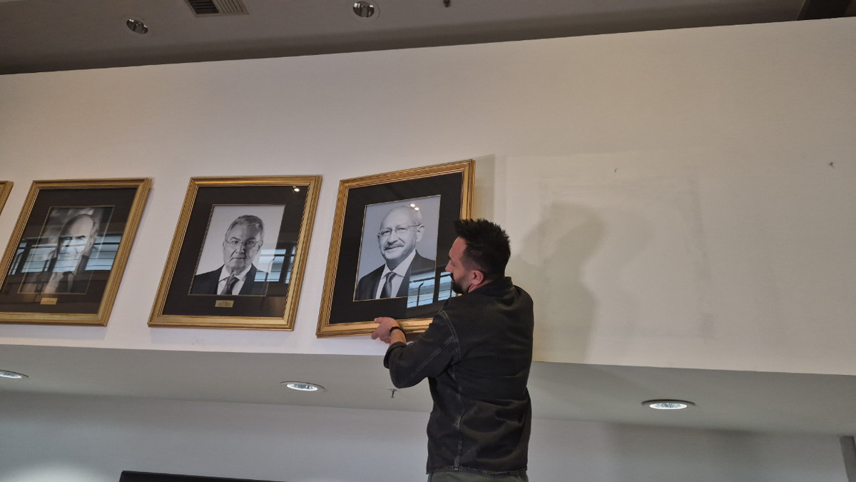 CHP Genel Merkezi'nde bir değişiklik daha! Kılıçdaroğlu'nun fotoğrafı tekrar asıldı, ismi makam odasına takıldı