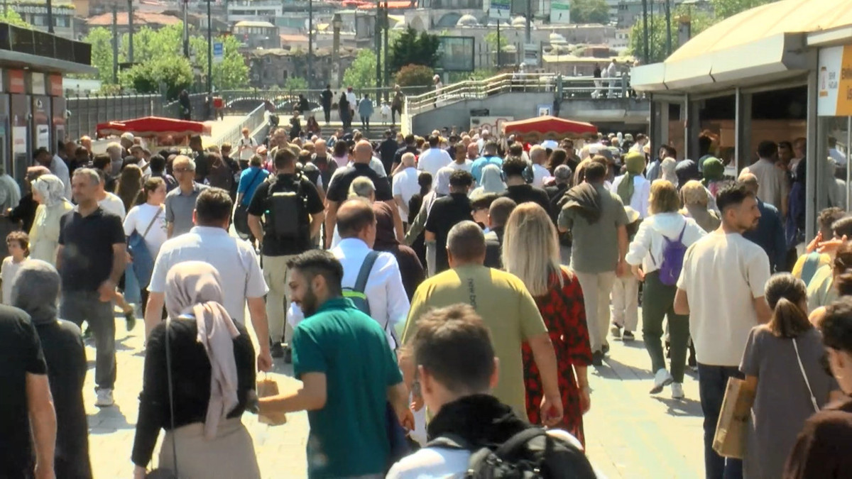Kurban Bayramı öncesi Eminönü’nde insan seli