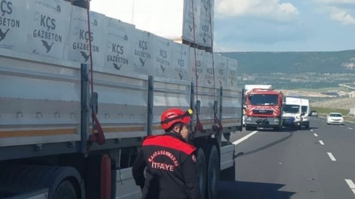 TAG Otoyolu'nda bozulan tıra yardım için duranlara başka tır çarptı: 1 ölü, 2 yaralı