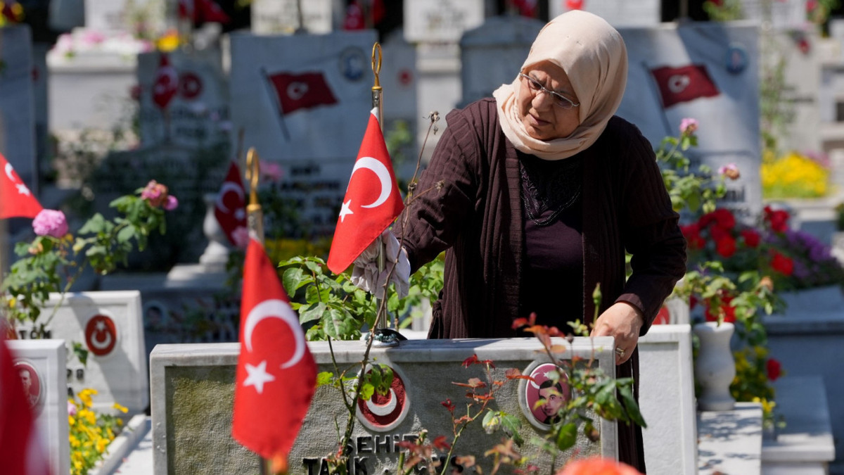 Kurban Bayramı arifesinde ülke genelinde şehitlikler ziyaret edildi