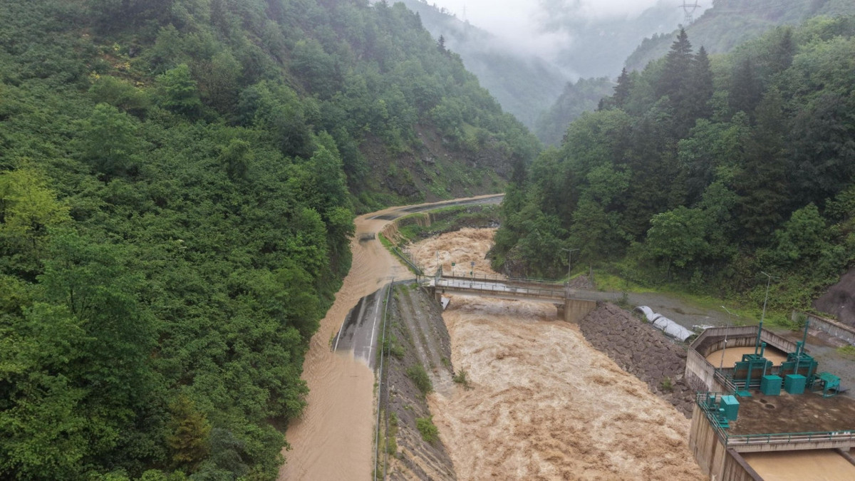 Giresun’da sağanak hayatı olumsuz etkiledi: Dereler taştı, yol ulaşıma kapatıldı