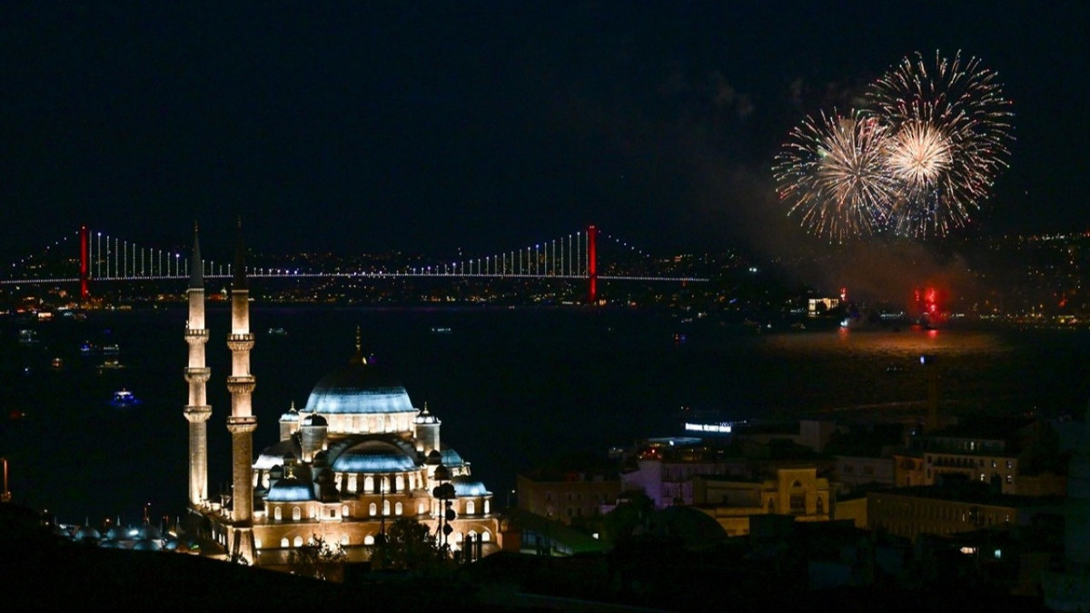 İstanbul Boğazı’ndaki havai fişek gösterisi havadan görüntülendi