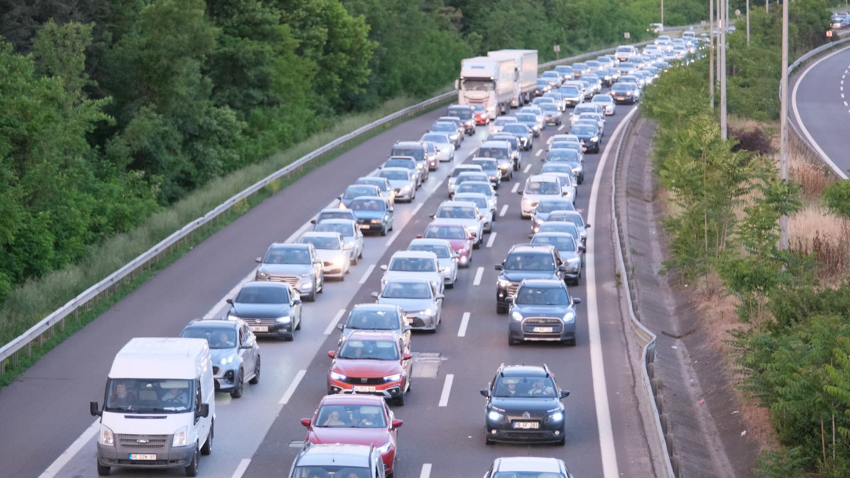 Bayram dönüşü yoğunluğu Düzce'de trafiği kilitledi