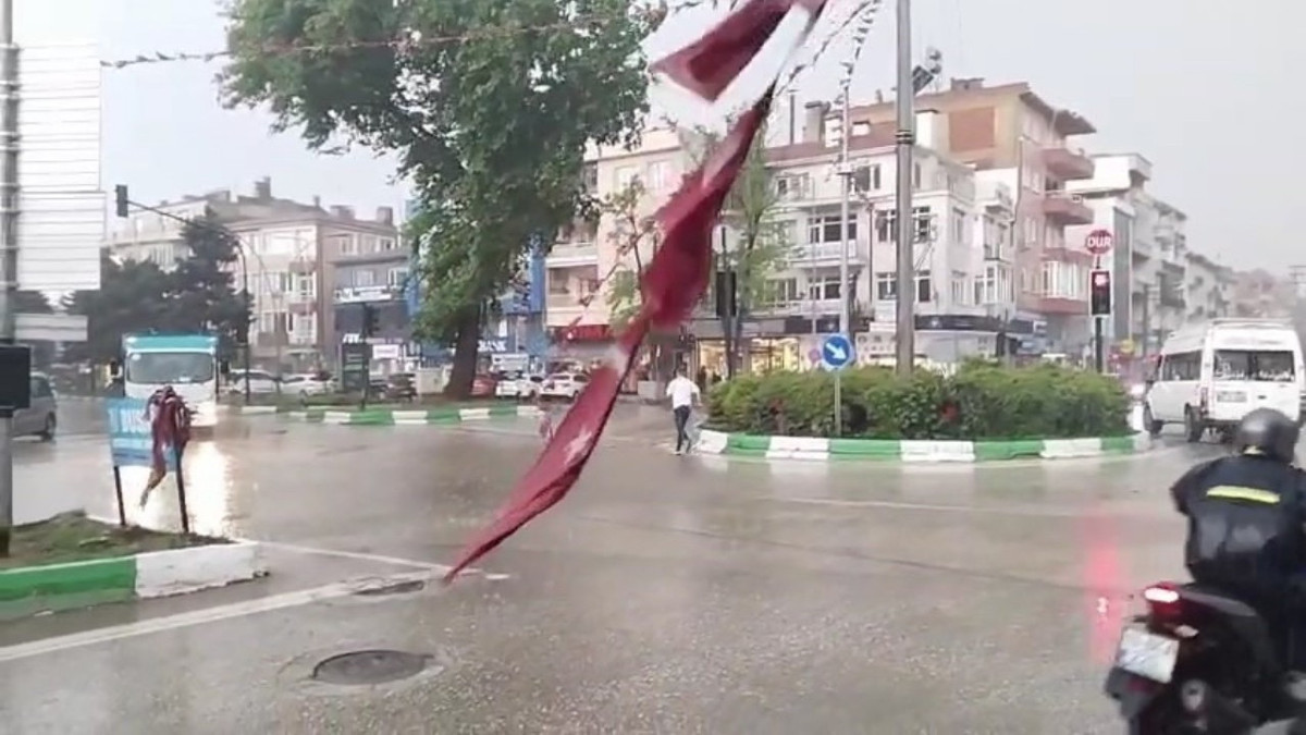 Bursa'da sağanak ve dolu hayatı olumsuz etkiledi: Vatandaşlardan bayrağa duyarlı davranış