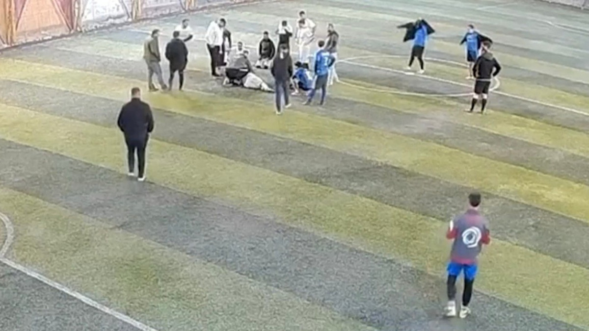 Halı sahada fenalaşan vatandaşın dili boğazına kaçtı: Hızlı 