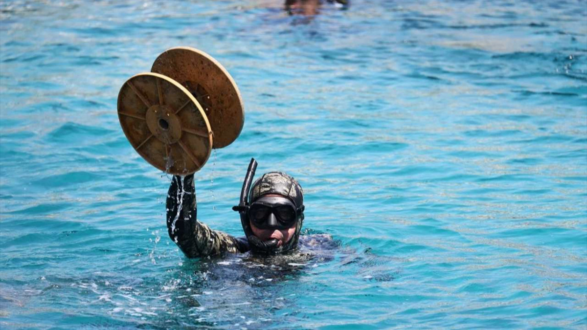 Bodrum'da dalgıçlar denizden 850 kilogram atık çıkardı