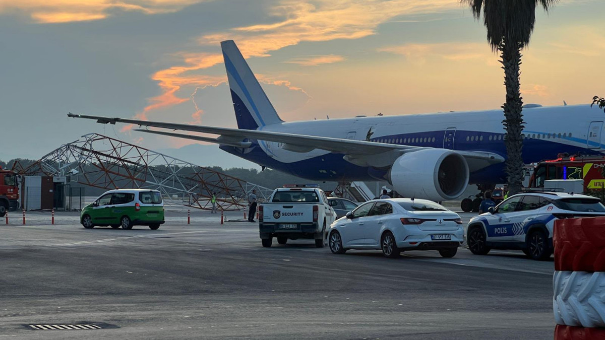 THY uçağı, Antalya Havalimanı’nda radar direğine ç