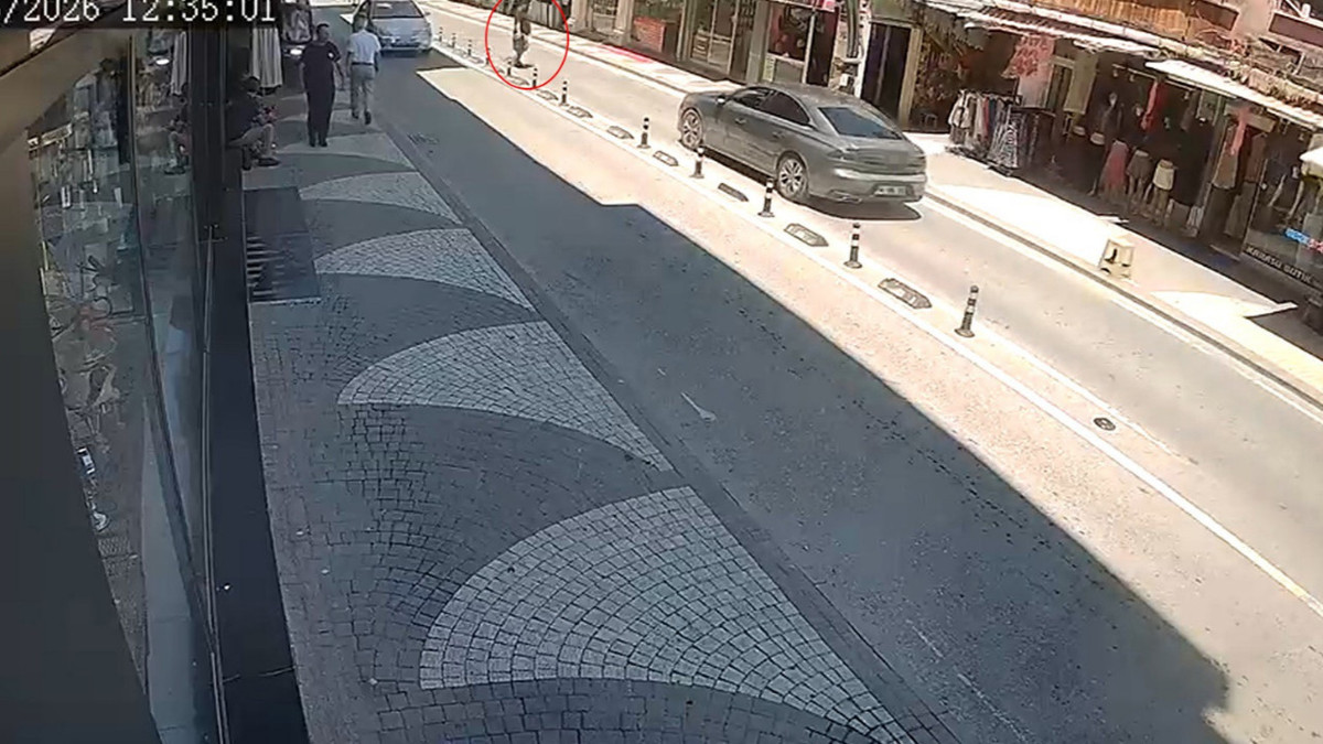 Yolun karşısına geçen engelli yayaya otomobil çarp