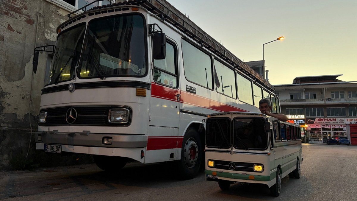 8 aylık çalışma sonucu yaptı: Ekibiyle yaptığı minyatür otobüsüne gözü gibi bakıyor