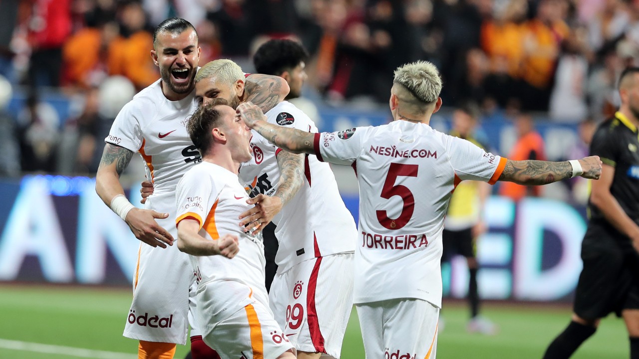 Son dakika Galatasaray haberleri... Galatasaray adım adım şampiyonluğa! İstanbulspor'u Icardi'nin golleriyle 2-0 mağlup etti