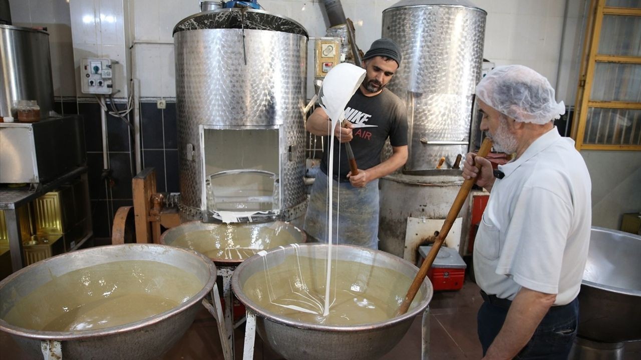 Siirt'te 123 yıldır geleneksel yöntemlerle üretilen tahin helvası