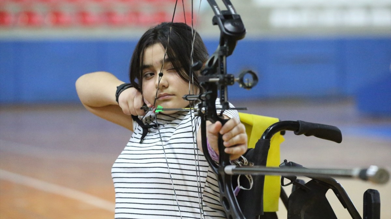 Depremde bacaklarını kaybeden para okçu Feyza Nur'un hedefi Türkiye şampiyonluğu