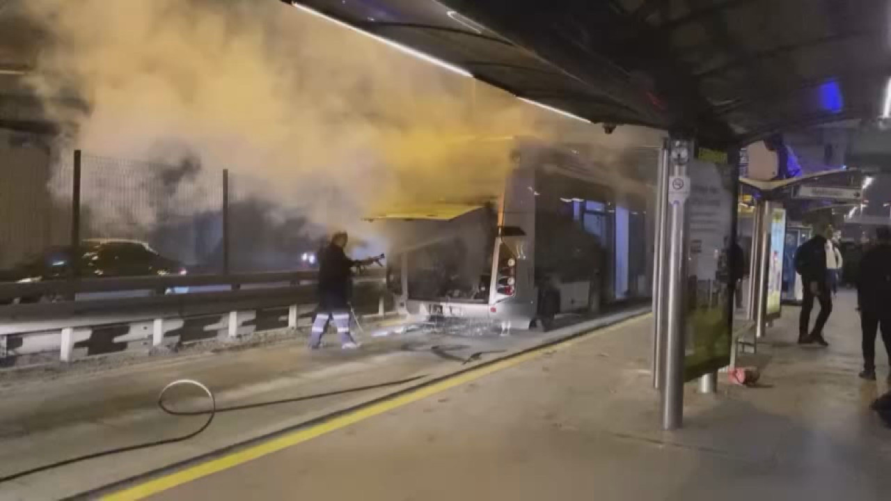 Edirnekapı'da metrobüsün motor kısmında yangın çıktı