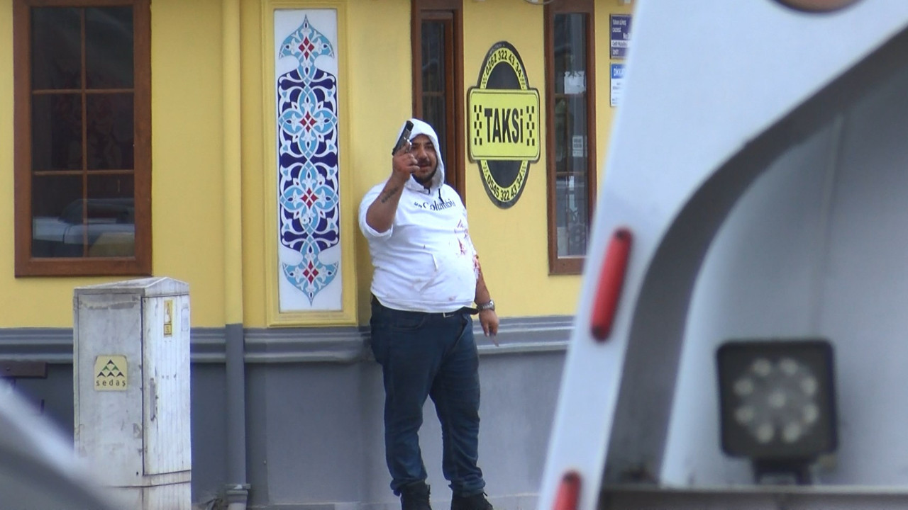Taksi durağında kendisini tabanca ve bıçakla yaraladı