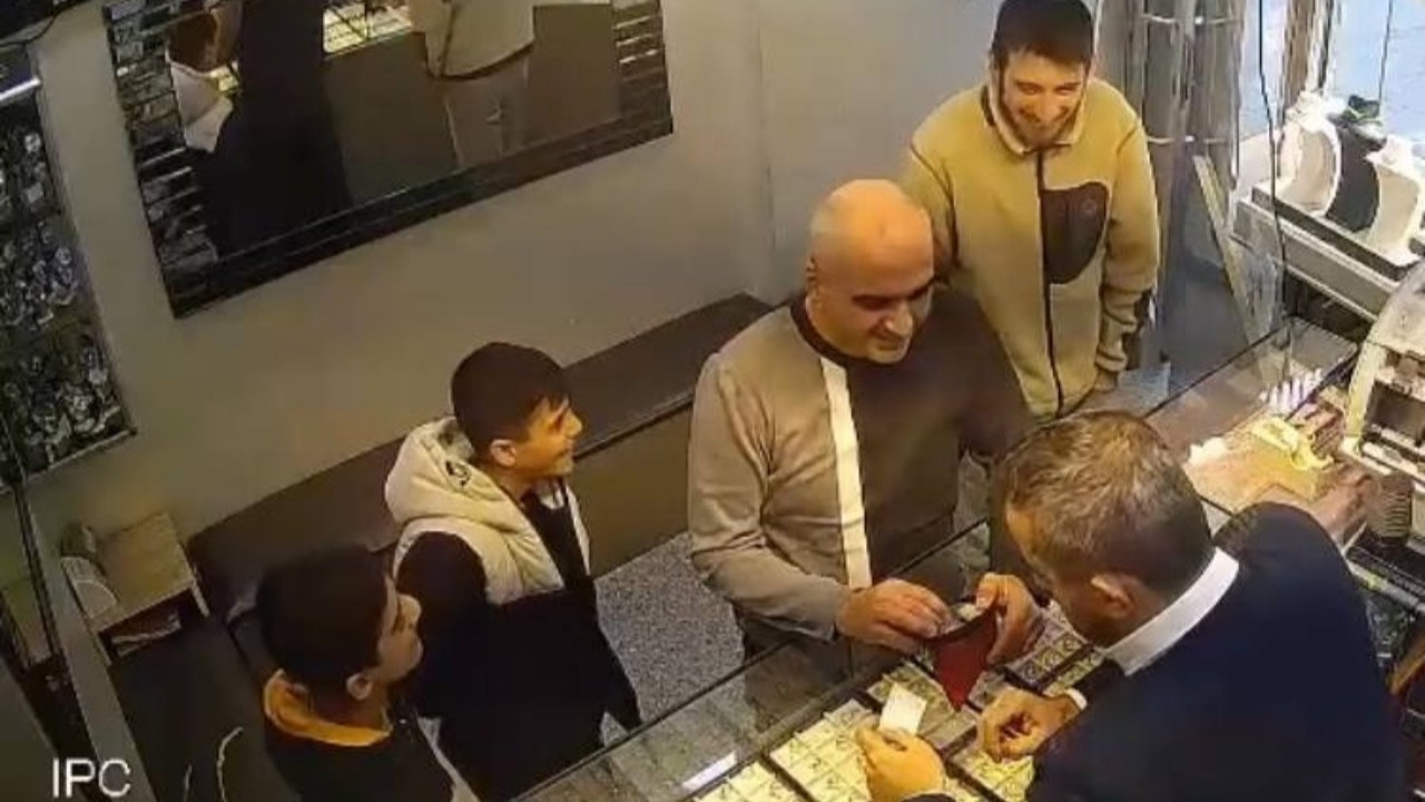 İki çocuktan takdir toplayan hareket! Yolda yürürken buldular iz sürüp sahibine ulaştırdılar