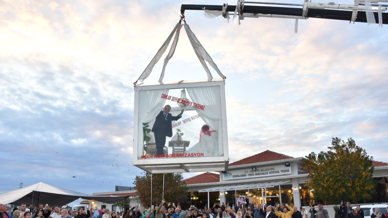 Fethiye’de sıra dışı düğün: Gelin ve damat cam vitrinde