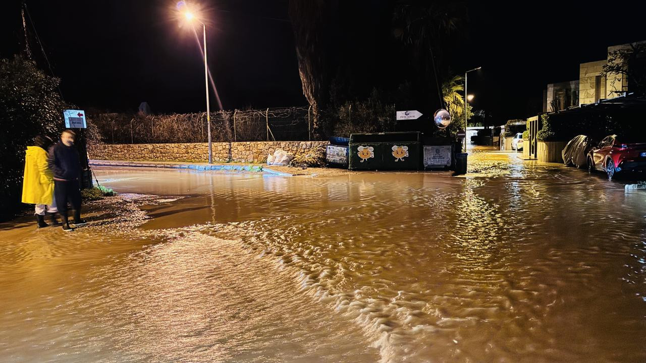 Bodrum'u sel vurdu: Yollar göle döndü