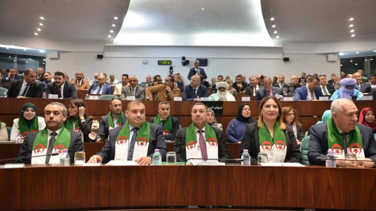 Cezayir’de Fransız sömürgeciliği suç ilan edildi