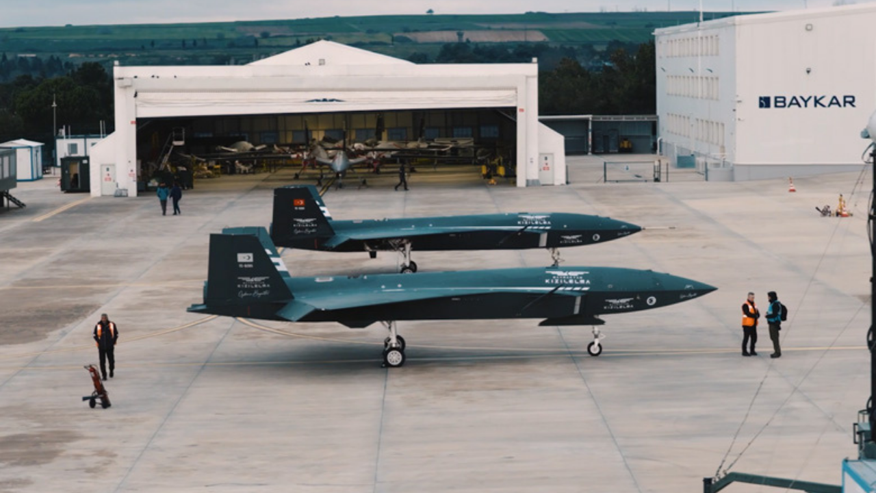 Bayraktar Kızılelma’dan bir ilk daha! Akıllı filo otonomisi ile kol uçuşu!