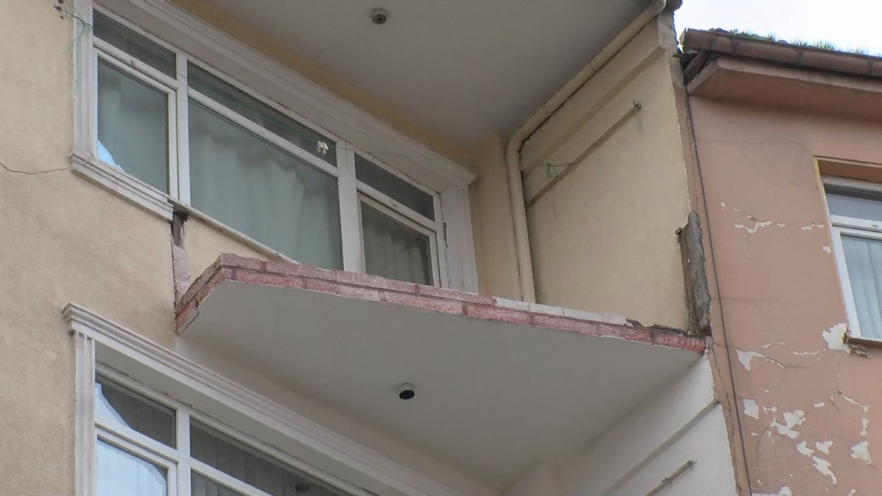 Güngören'de binanın balkonundan parçalar koptu, yayalar son anda kurtuldu