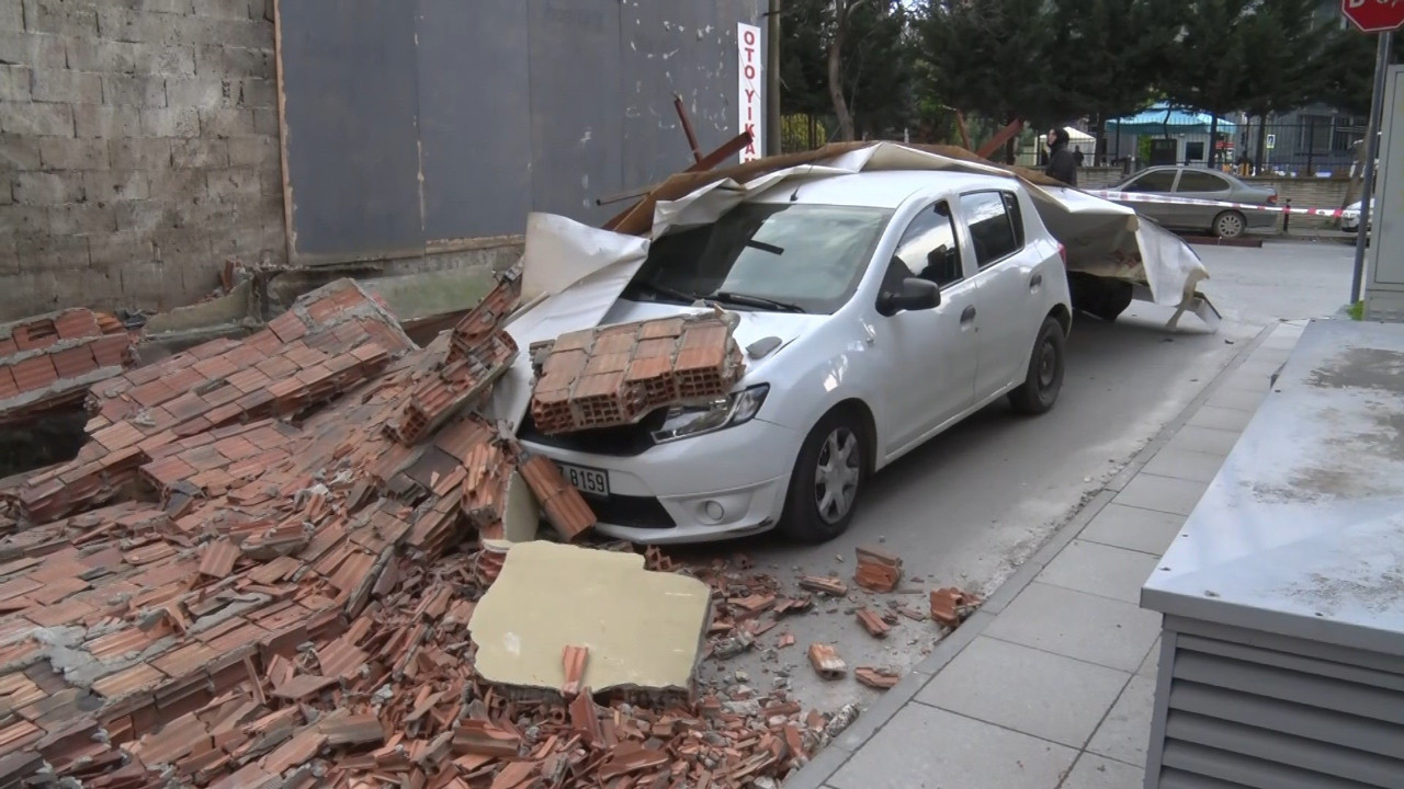 Maltepe'de inşaatın istinat duvarı arabanın üzerine yıkıldı