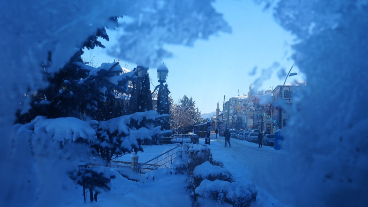 Türkiye’nin en soğuk yeri Erzurum oldu, çeşmeler buz tuttu