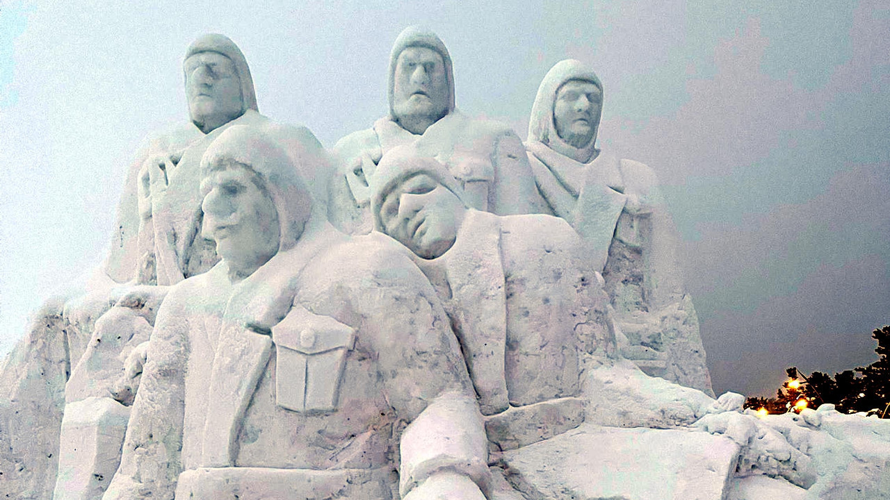 Şehit askerler anısına kardan heykeller