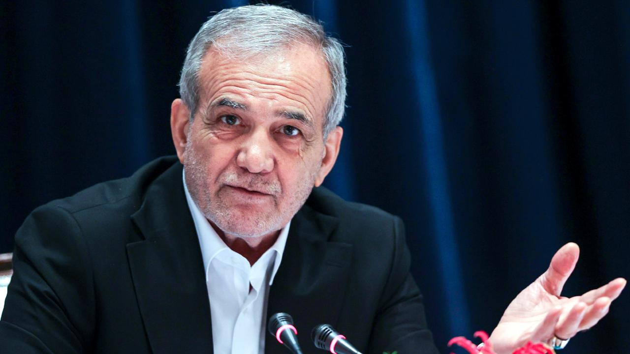 İran Cumhurbaşkanı’ndan dikkat çeken çıkış: “Halk memnun değilse suç bizde, başkalarını suçlamayın”