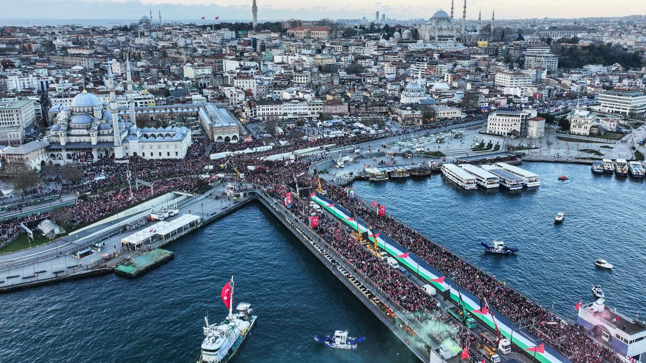 İstanbul’da Filistin’e destek yürüyüşü: Galata Köprüsü doldu